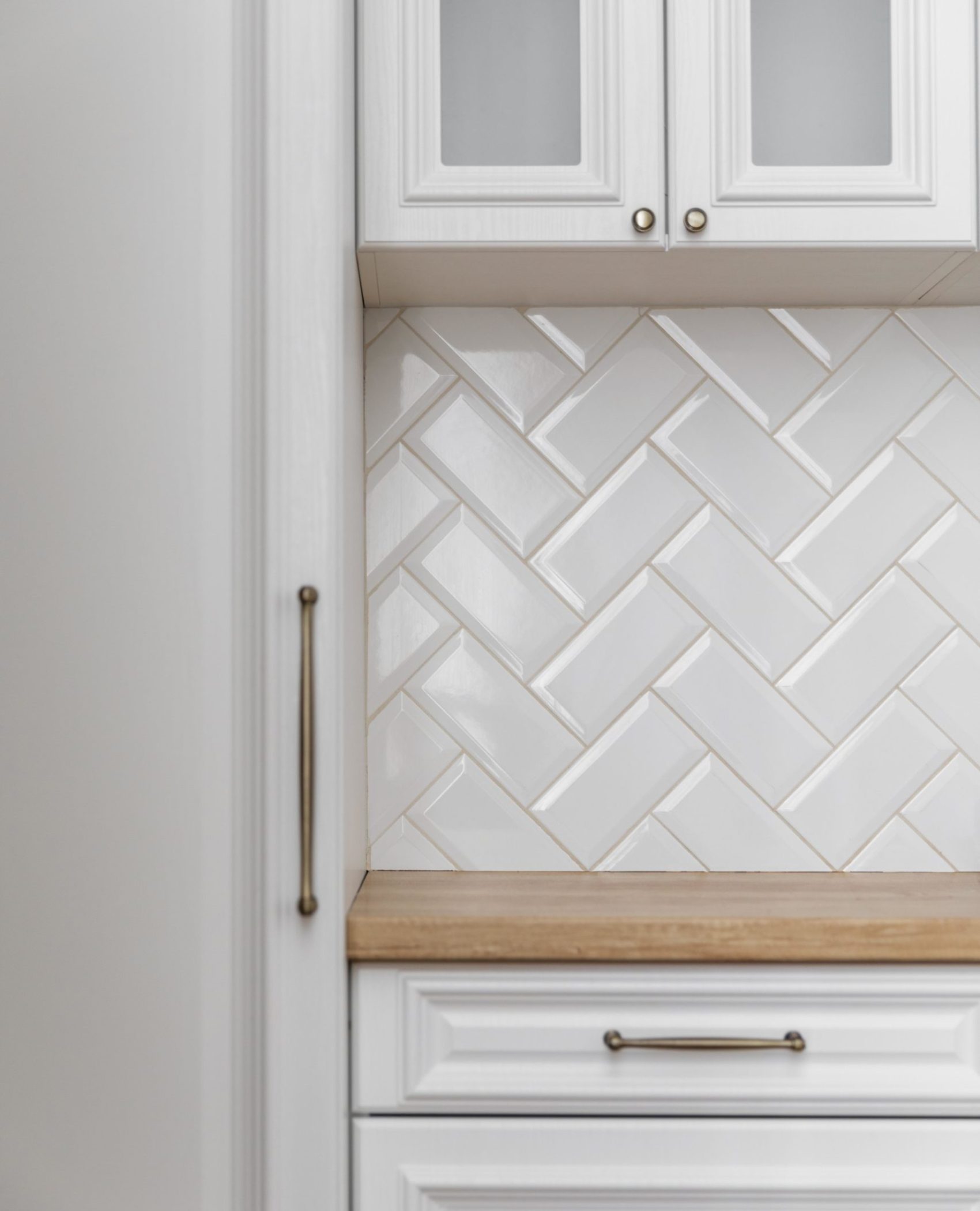 white-kitchen-furniture-close-up